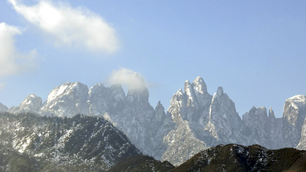 Ngu Chi Son, or “Five‑Finger Mountain”, stands at 2,858 m on the Hoang Lien Son range at Ta Giang Phinh, Sapa